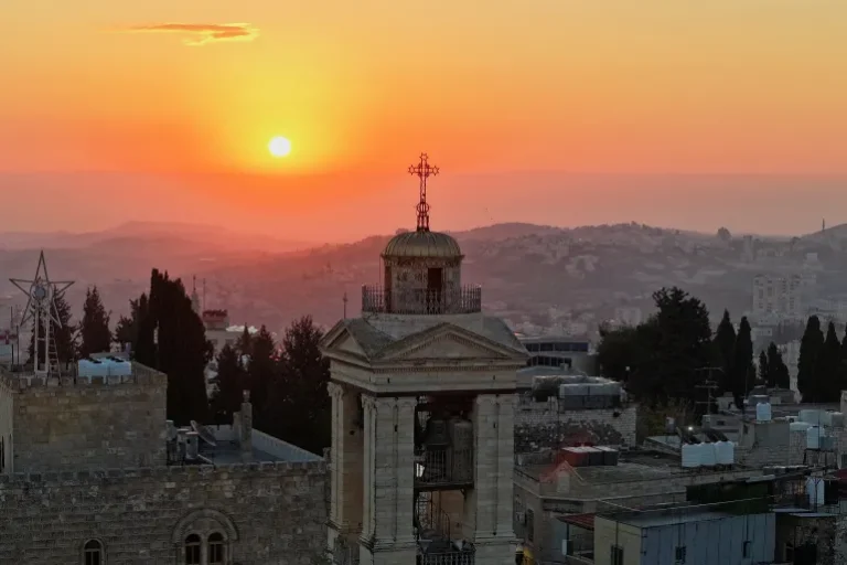 شروق الشمس فوق كنيسة المهد في بيت لحم، بالضفة الغربية المحتلة، ٢٤ ديسمبر ٢٠٢٥ [يوسري الجمال/رويترز]