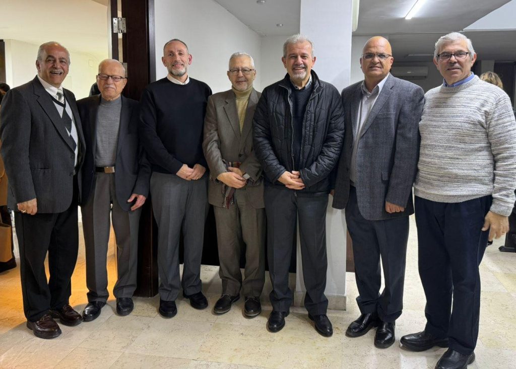 الشمامسة من اليمي: سلام عميش، حنا كرادشة، سمير مرديني، توني بروديان، رند حداددين، حسان غنمه، الأخ سلام عميش، الأخ رند حدادين، القس شكري شرش