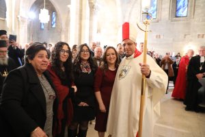 بعد خدمة التكريس المطران عماد مع زوجتة وبناته ووالدته