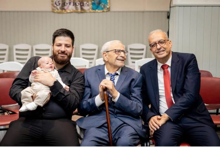 الأربعة اجيال. صورة الوداع من اليمين الابن بطرس، الراحل عطالله، الحفيد بطرس وابن الحفييد عطالله منصور -