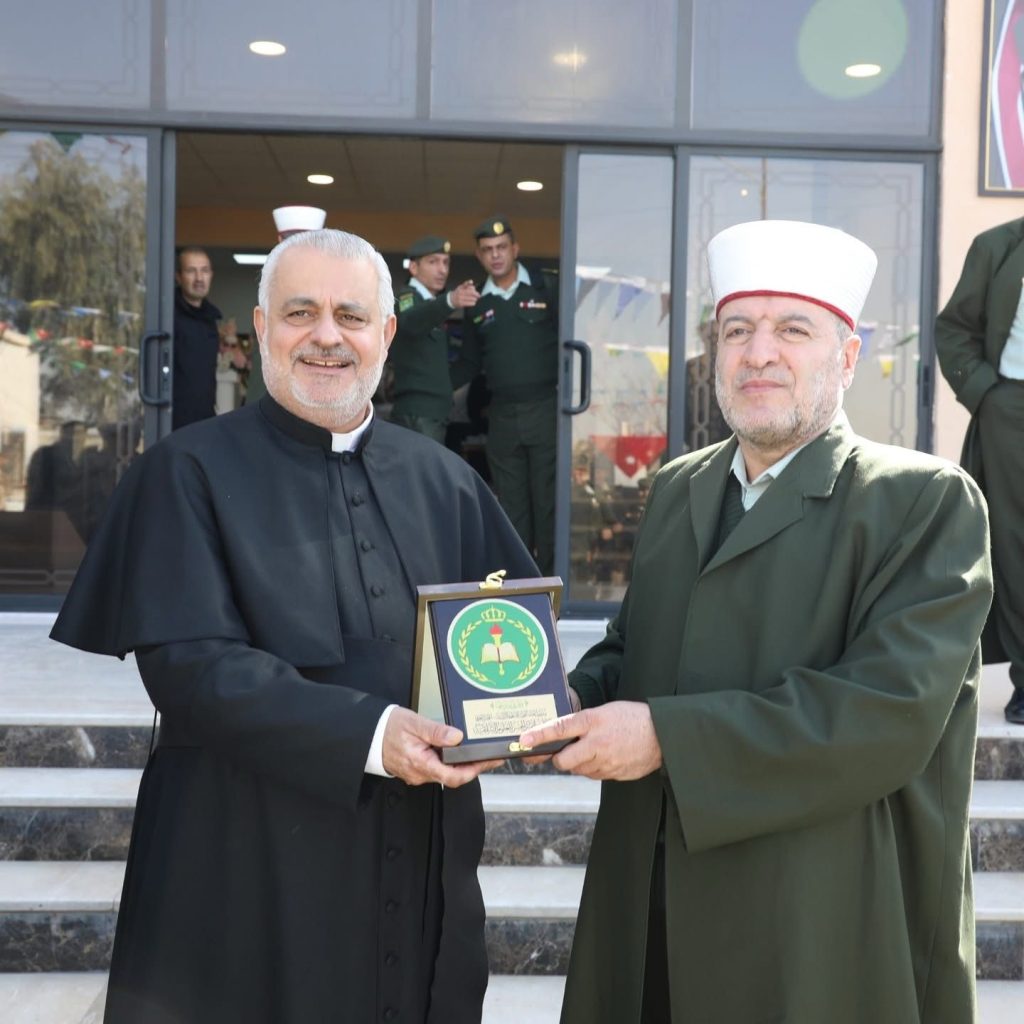 الأب رفعت بدر يتسلم درعًا تكريميًّا من مديريةِ إفتاءِ القواتِ المسلَّحةِ الأردنيّة