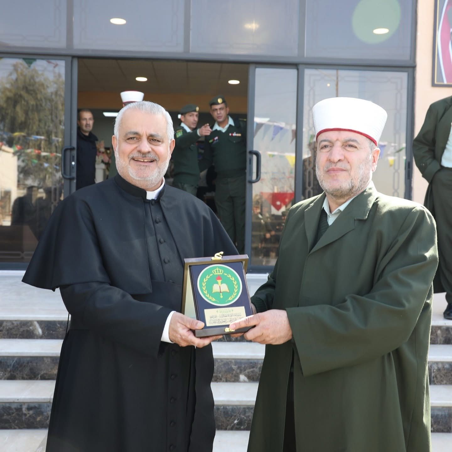 الأب رفعت بدر يتسلم درعًا تكريميًّا من مديريةِ إفتاءِ القواتِ المسلَّحةِ الأردنيّة