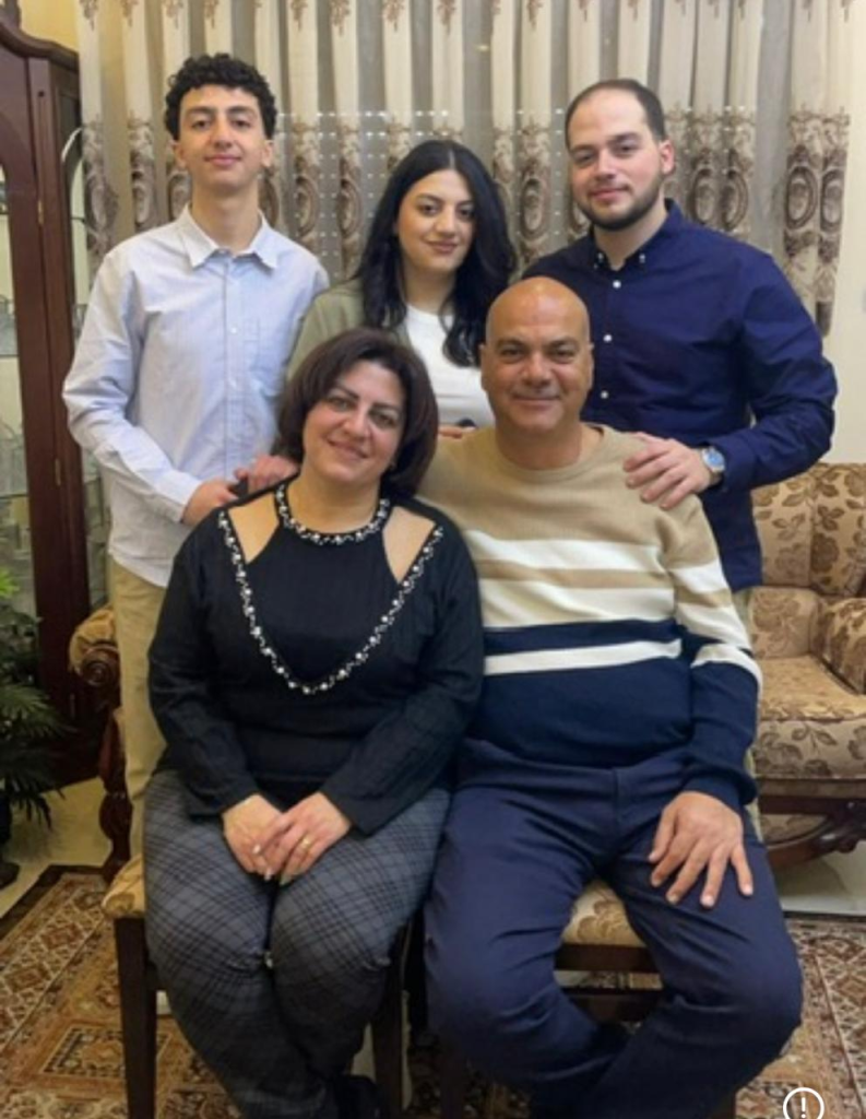 رانيا عصفور مع عائلتها