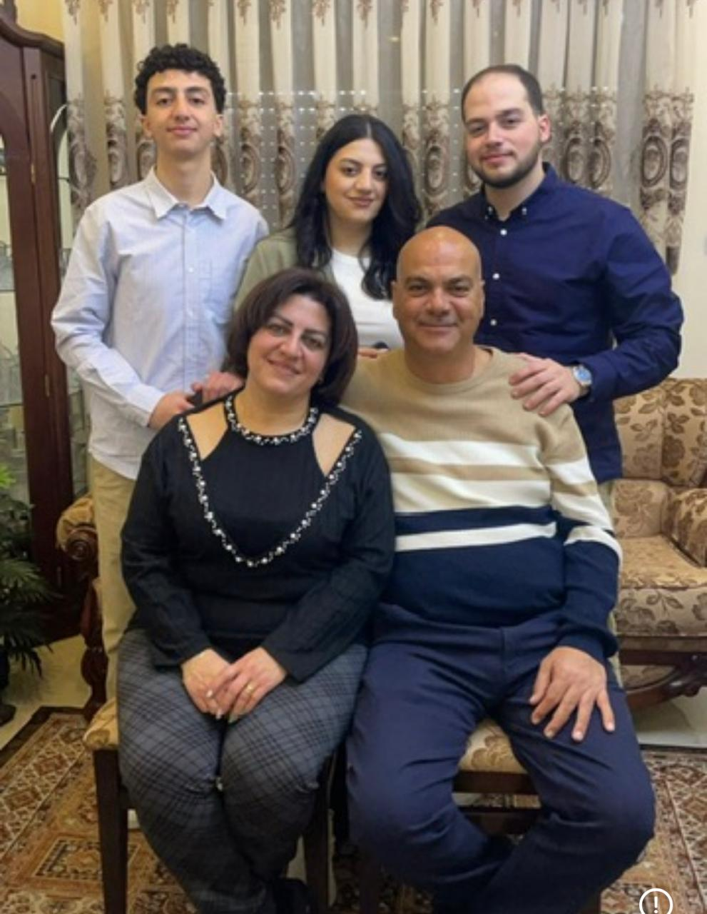 رانيا عصفور مع عائلتها