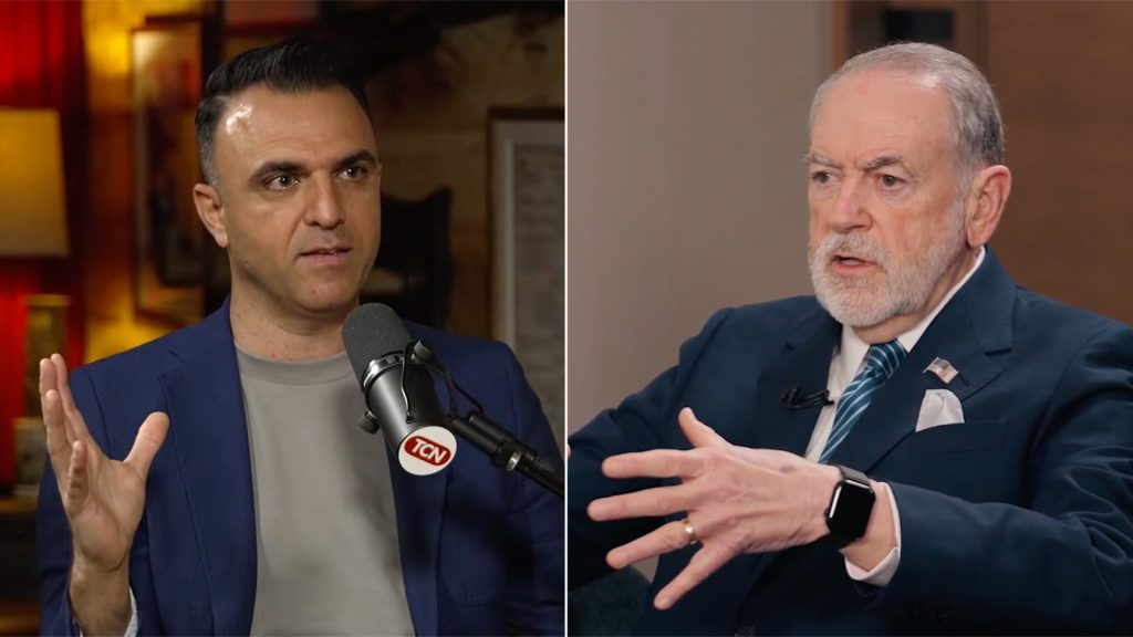 سفير امريكا مايك هكابي (يمين) والقس فارس ابو فرحه (يسار)