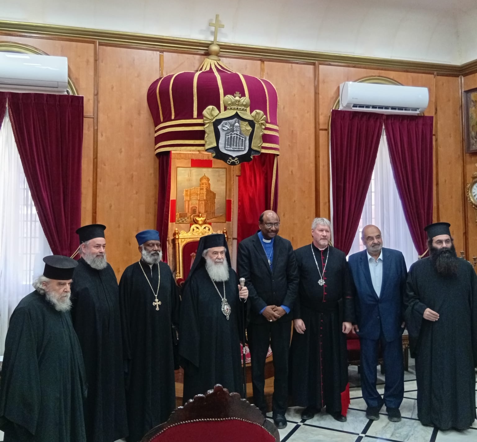 امين عام مجلس الكنائس العالمي مع رؤساء الكنائس في القدس