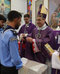 المطران اياد طوال والقائد الجديد للكشافة زيد عويس