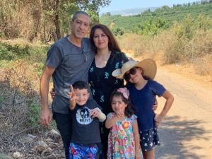 صورة من الأرشيف للاسير سامر العربيد مع عائلته