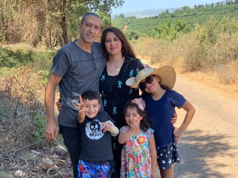 صورة من الأرشيف للاسير سامر العربيد مع عائلته