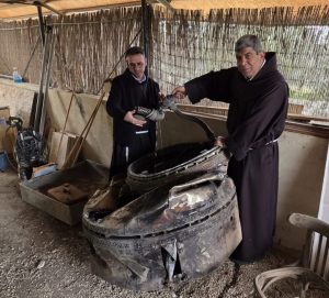 الأب إبراهيم فلتس مع الأي رفاييل تيم ، خوري طائفة الاتين في بيت لحم يتفقد حطام صاروخ وقع في بيت ساحور