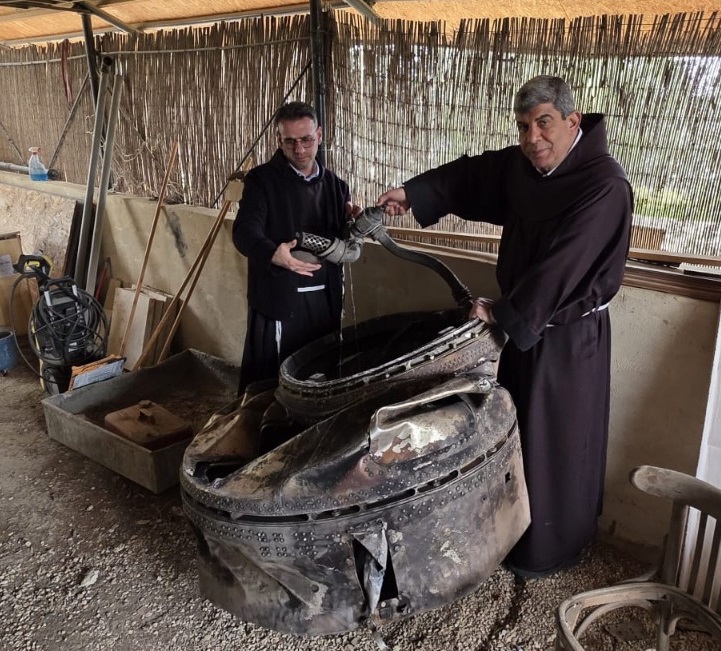 الأب إبراهيم فلتس مع الأي رفاييل تيم ، خوري طائفة الاتين في بيت لحم يتفقد حطام صاروخ وقع في بيت ساحور