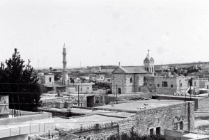 الحص: في الصورة كنيسة اللاتين و مأذنة جامع صدام حسين الذي تم بناؤه على ارض فدمت من اراضي الريحاني