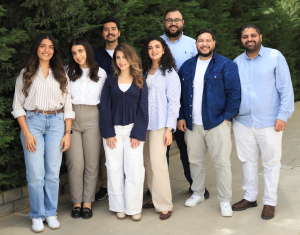 من اليمين: وسف شنودة، وكيك وكيم، تيموثي فاخوري، زيا هلسة، روزان قاقيش، حازم أشرف، ساره مدانات، نتالي خزوز