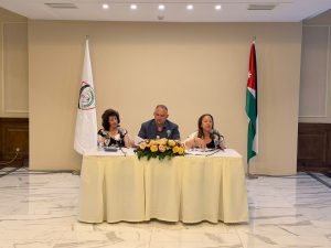 من اليمين: كرستين فضول- عمر النبر- رجاء نفاع رئيسة لجنة المرأة في النادي الارثوذكسي