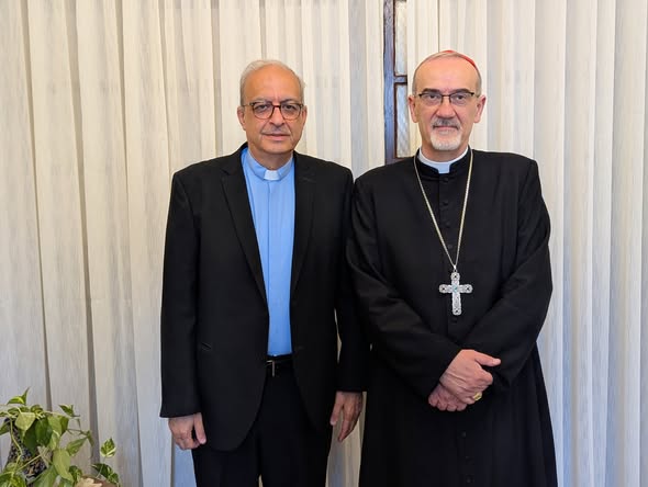 من اليمين الكاردينال بيتسابالا والقس المحامي بطرس منصور