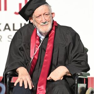 الفنان سليمان منصور