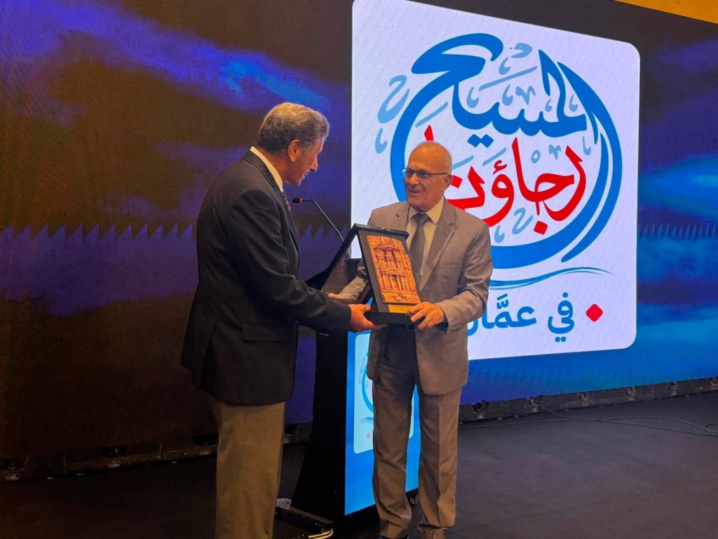 س مجمع الكنائس الإنجيلي الأردني يكرم بالدكتور القس مايكل يوسف