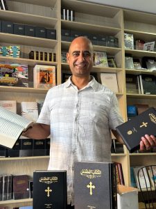 نشأت فليمون يزف وصول نسخ من الكتاب المقدس مليئة باليقونات الارثوذكسية