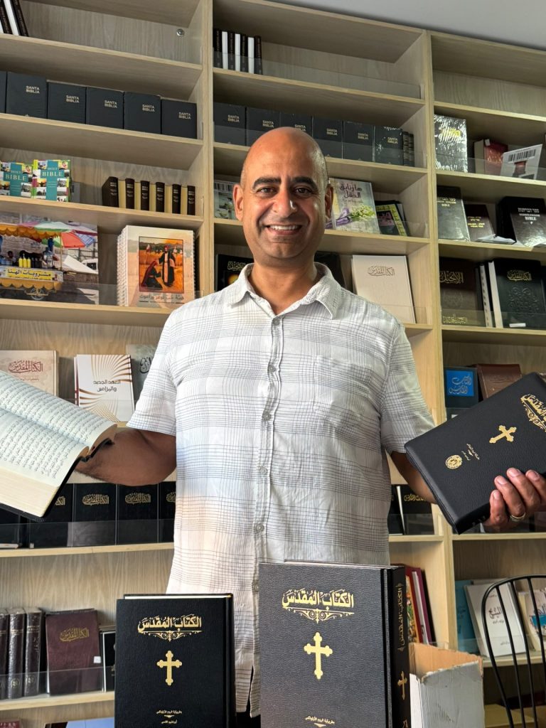 نشأت فليمون يزف وصول نسخ من الكتاب المقدس مليئة باليقونات الارثوذكسية