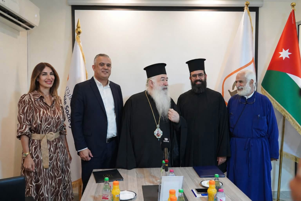 من اليمين الاب ابراهيم بدور، الأب إغناطيوس خليفه، المطران خريستفورس، منذر نعمات و سها حدادين