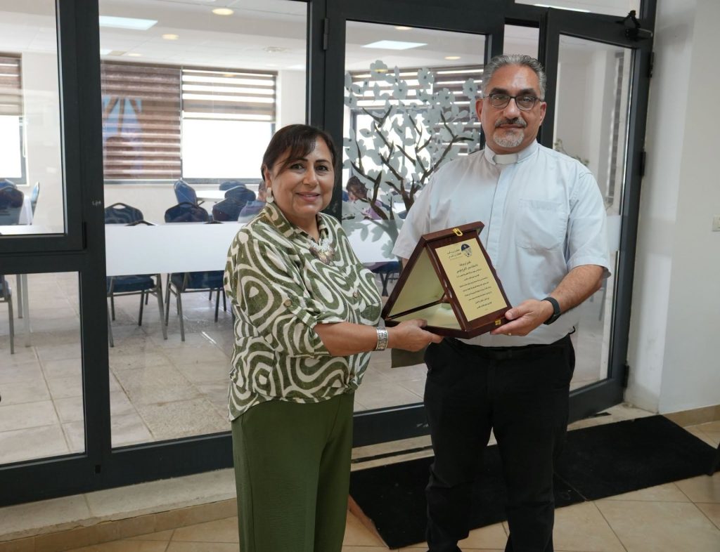 القس جاك سارة يكرم سمر الأعرج موسى